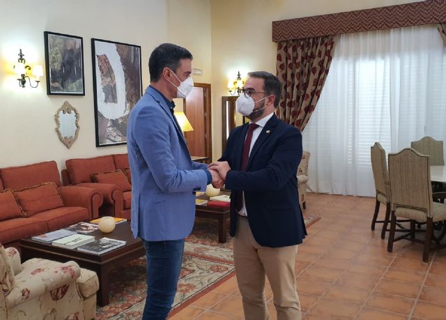 El alcalde de Lorca y el presidente del Gobierno de España mantiene un encuentro en el que ambos han condenado rotundamente los actos violentos ocurridos el pasado lunes en el Pleno Municipal - 1, Foto 1