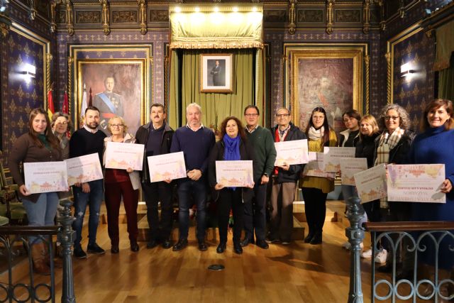 11 asociaciones de Mazarrn reciben el cheque por la recaudacin de los conciertos de las fiestas patronales 2022, Foto 1