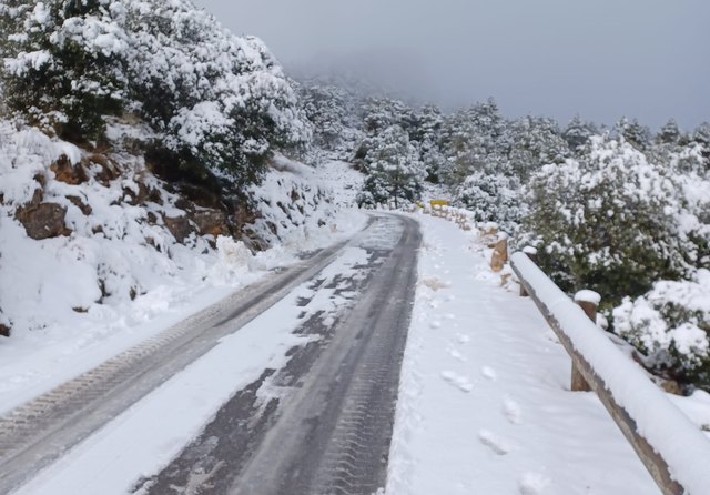 Cortan a causa de la nieve la carretera Collado Bermejo, dirección Pozos de la Nieve, en Totana