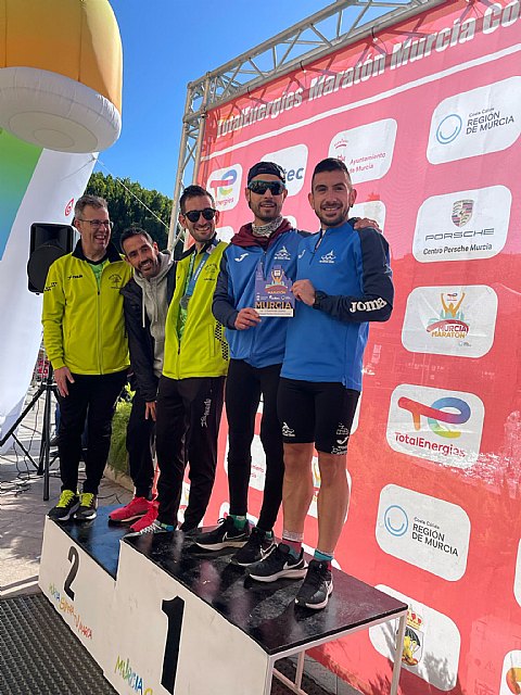 El equipo masculino del Club Atletismo Alhama campen por equipos de la Murcia Media Maratn 2024, Foto 2