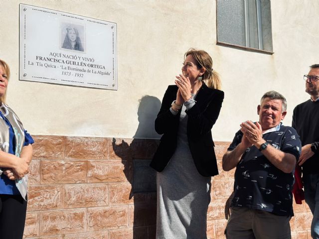 La alcaldesa de Archena y los dueños de la vivienda descubren una placa conmemorativa donde nació y vivió la Iluminada de La Algaida - 1, Foto 1