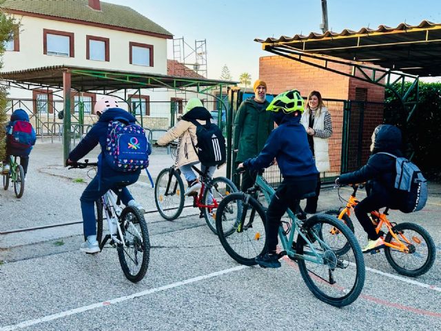 El Ayuntamiento de Lorca promueve la movilidad sostenible entre los alumnos del municipio para favorecer hábitos saludables en los más pequeños - 4, Foto 4