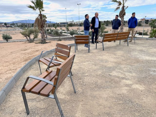 La Concejalía de Servicios a la Ciudad instala mobiliario urbano en el parque de la Antena - 1, Foto 1