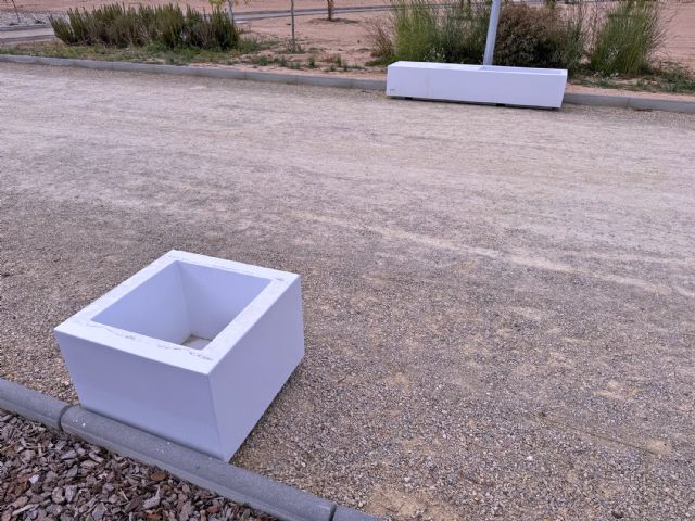 La Concejalía de Servicios a la Ciudad instala mobiliario urbano en el parque de la Antena - 2, Foto 2