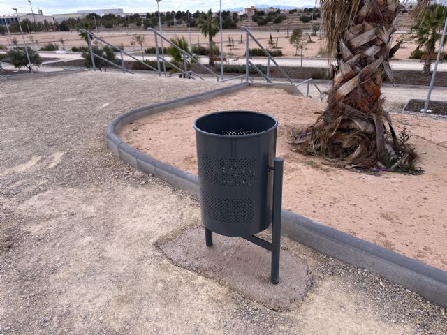 La Concejalía de Servicios a la Ciudad instala mobiliario urbano en el parque de la Antena - 3, Foto 3
