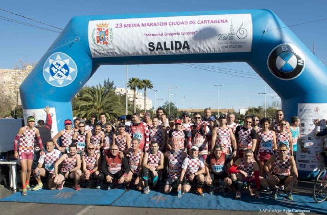 El viento sirvió de impulso para los más de 1.600 corredores de la Media Marathon de Cartagena - 2, Foto 2