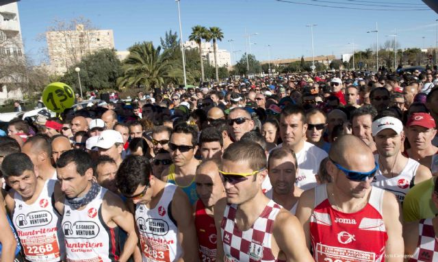 El viento sirvió de impulso para los más de 1.600 corredores de la Media Marathon de Cartagena - 3, Foto 3