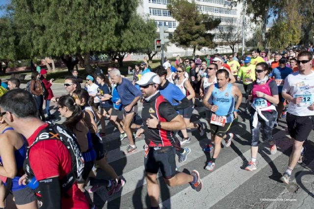 El viento sirvió de impulso para los más de 1.600 corredores de la Media Marathon de Cartagena - 4, Foto 4