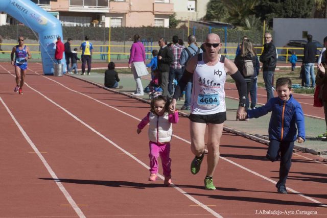 El viento sirvió de impulso para los más de 1.600 corredores de la Media Marathon de Cartagena - 5, Foto 5