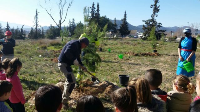 Alumnos del Colegio Castellar plantan pinos en la zona de Los Cantos - 1, Foto 1