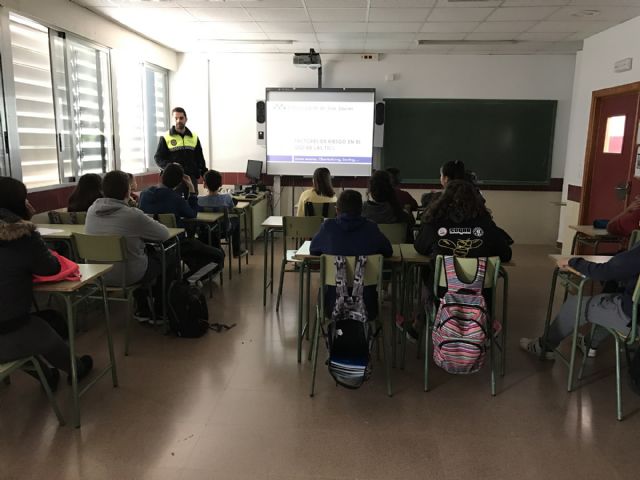 Agentes de Policía Local imparten charlas en los institutos sobre los riesgos de las redes sociales - 1, Foto 1