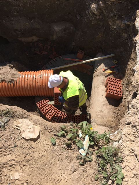 Realizan obras para mejorar la red de saneamiento del paraje El Cabildo - 2, Foto 2