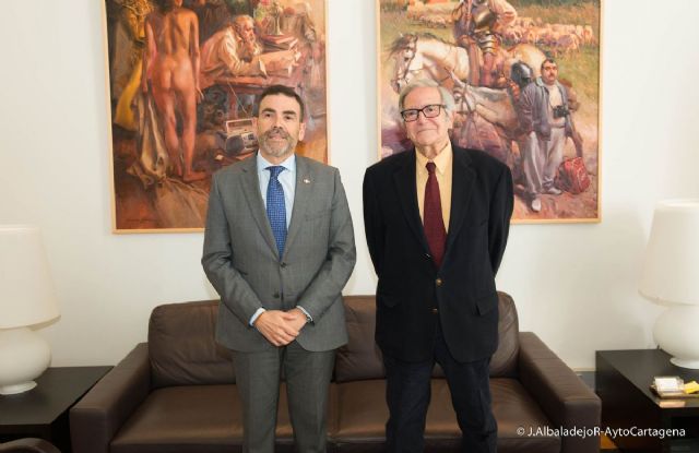 El alcalde recibe al capitan de navio y escritor Benito Chereguini - 1, Foto 1