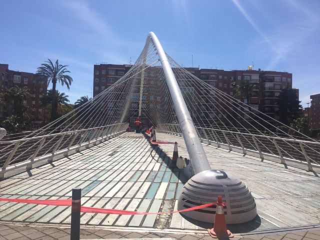 El Ayuntamiento aplicará un tratamiento antideslizante a la pasarela Jorge Manrique - 2, Foto 2