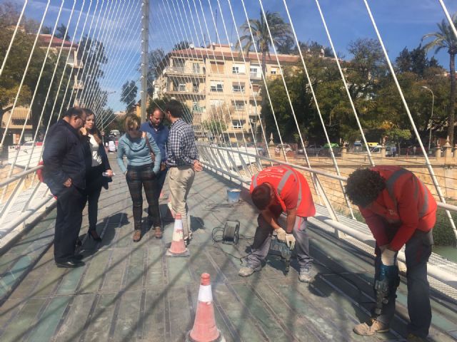El Ayuntamiento aplicará un tratamiento antideslizante a la pasarela Jorge Manrique - 3, Foto 3
