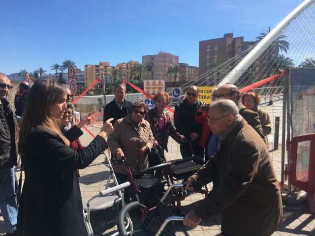 El Ayuntamiento aplicará un tratamiento antideslizante a la pasarela Jorge Manrique - 4, Foto 4