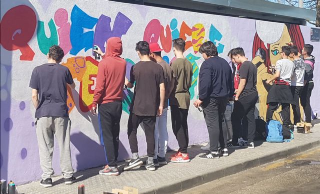 Alumnos del Instituto de Puente Tocinos realizan un grafitti por la igualdad de género y contra la violencia de género - 1, Foto 1
