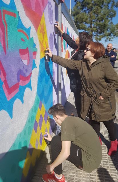 Alumnos del Instituto de Puente Tocinos realizan un grafitti por la igualdad de género y contra la violencia de género - 2, Foto 2