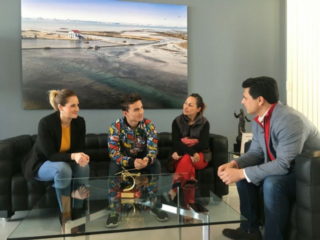 El alcalde recibió al joven motociclista local, Adrián Cases, que se prepara para el Campeonato de España de 600 - 2, Foto 2