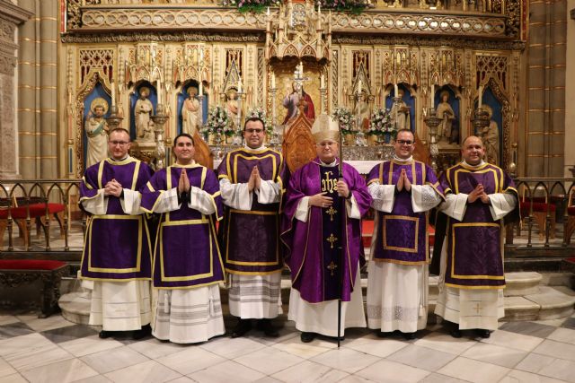 Seréis testigos vivos del poder de Dios, sal de la tierra y luz del mundo, el obispo a los nuevos diáconos - 1, Foto 1
