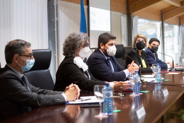 López Miras destaca la aportación de los estudios de Ciencias de la Empresa a Cartagena durante el acto por su centenario - 1, Foto 1