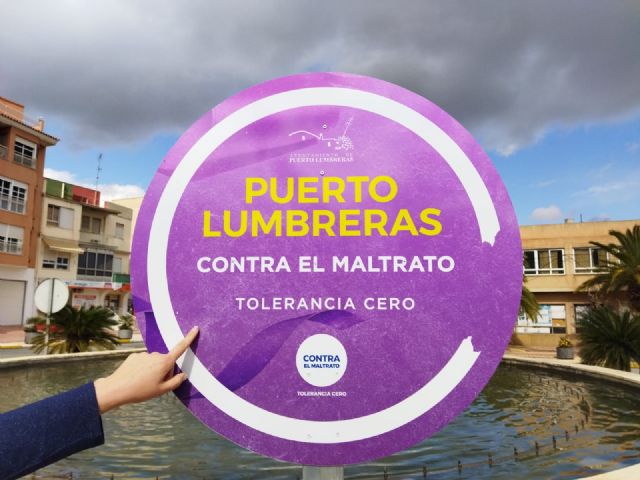 Puerto Lumbreras instala dos señales de 'Municipio Contra el Maltrato Tolerancia Cero' en la conocida como 'redonda del Salas' - 1, Foto 1