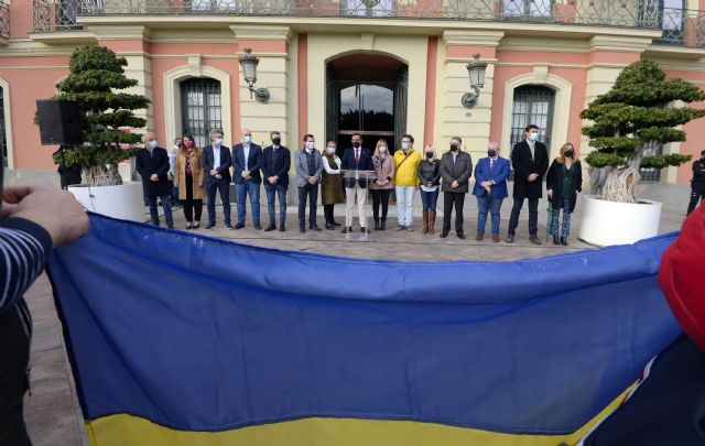 El Ayuntamiento iza la bandera de Ucrania como muestra de solidaridad y apoyo a la población del país - 1, Foto 1