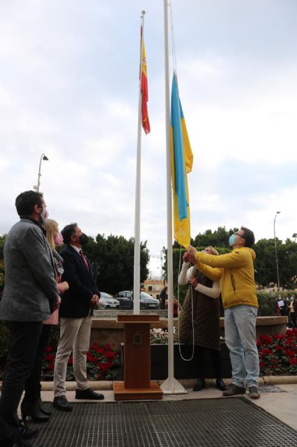 El Ayuntamiento iza la bandera de Ucrania como muestra de solidaridad y apoyo a la población del país - 5, Foto 5