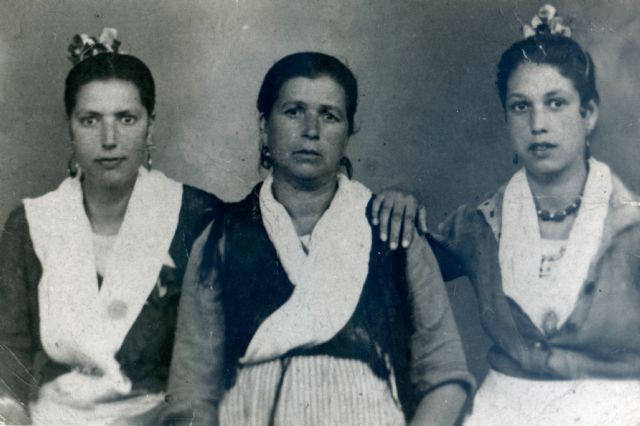La madre, la abuela y la tía Rosario de Juan de Dios, Foto 1