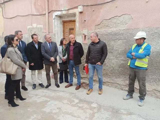 El alcalde de Mula visita las obras de la calle Fuensanta junto al consejero de Presidencia - 1, Foto 1