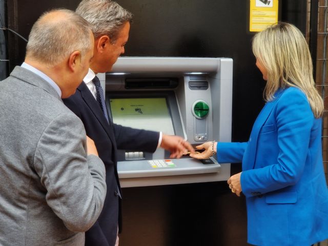 CaixaBank inaugura los dos primeros cajeros automáticos del convenio firmado con el Gobierno de la Región de Murcia para evitar la exclusión financiera - 1, Foto 1