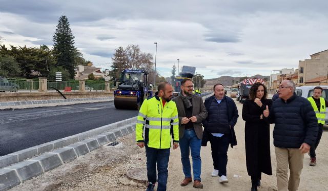 El alcalde de Lorca visita el inicio de los trabajos de asfaltado del Tramo III de la Ronda Central que se abrirá al tráfico a finales del mes de marzo - 1, Foto 1