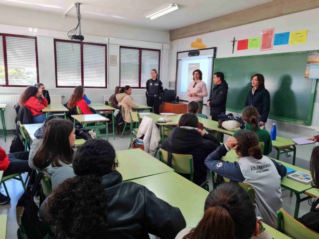 La Policía Local y el CAVI de Caravaca imparten charlas para prevenir la violencia de género entre la población adolescente - 2, Foto 2