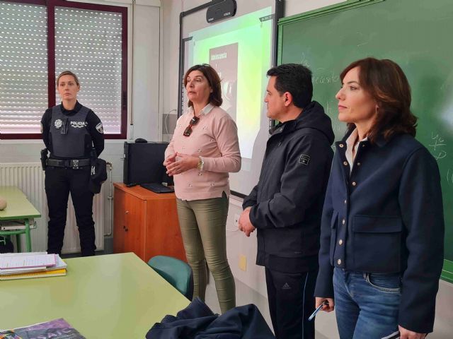 La Policía Local y el CAVI de Caravaca imparten charlas para prevenir la violencia de género entre la población adolescente - 3, Foto 3