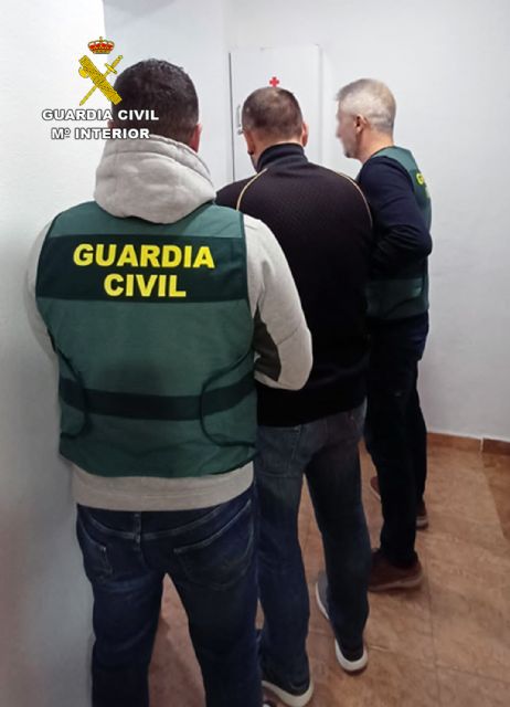 La Guardia Civil detiene a una pareja por un violento robo a un vecino de Puerto de Mazarrn, Foto 1
