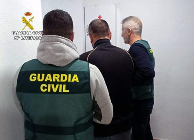 La Guardia Civil detiene a una pareja por un violento robo a un vecino de Puerto de Mazarrn, Foto 2