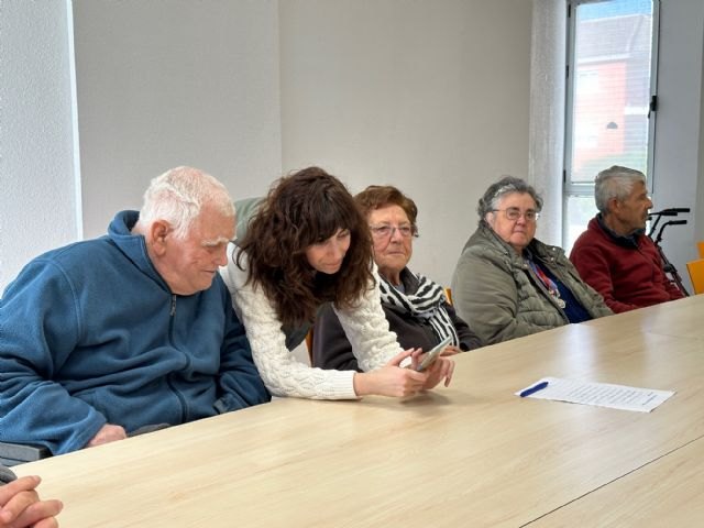 Los mayores del Centro de Día de Torre Pacheco aprenden el manejo del móvil gracias a alumnos del IES Luis Manzanares que participan en el programa “Queriendo crecer” - 1, Foto 1