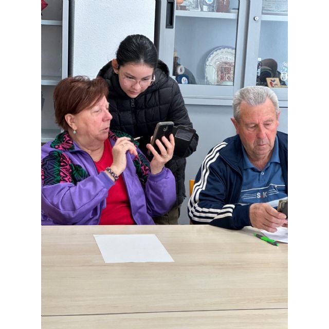 Los mayores del Centro de Día de Torre Pacheco aprenden el manejo del móvil gracias a alumnos del IES Luis Manzanares que participan en el programa “Queriendo crecer” - 2, Foto 2