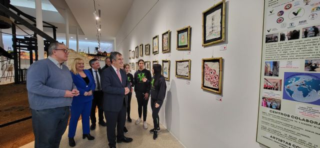 El consejero Vázquez visita la exposición 'Papel de Alga', que alberga el Museo Minero de La Unión hasta el 17 de marzo - 1, Foto 1