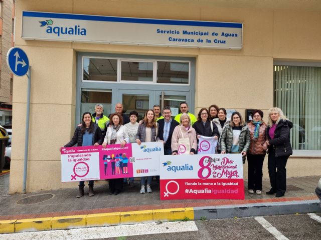 Aqualia y Ayuntamiento de Caravaca tienden la mano a la igualdad con motivo del 8M - 1, Foto 1
