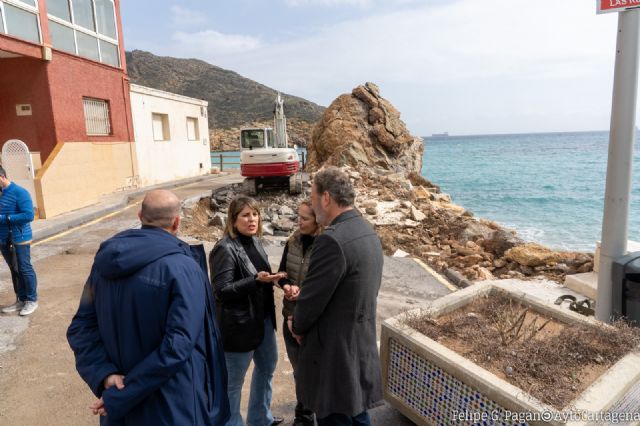 El Ayuntamiento de Cartagena ejecuta obras de emergencia en la escollera del Portús y arreglará la escalera de acceso a la playa - 1, Foto 1