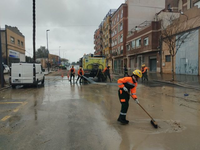 El Gobierno regional traslada a Lorca 31 efectivos y tres autobombas para ayudar a recuperar la normalidad en viales rurales y vías urbanas - 1, Foto 1