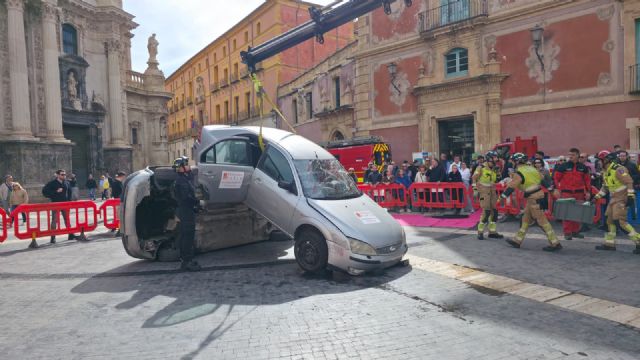 Murcia reconoce la excelencia y el compromiso de sus Bomberos con una espectacular exhibición en la Plaza del Cardenal Belluga - 2, Foto 2