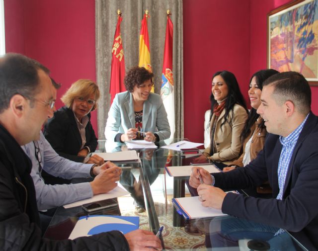 La Alcaldesa y la directora general de Comercio se reúnen con asociaciones empresariales del municipio - 1, Foto 1