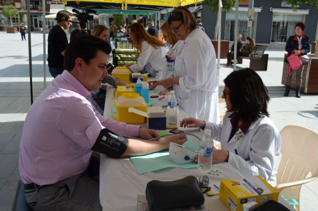 Cientos de vecinos se toman la tensión y miden sus niveles de azúcar en una jornada saludable - 2, Foto 2