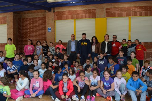 El piragüista olímpico David Cal sorprende en el recreo a los alumnos del colegio Fulgencio Ruiz - 1, Foto 1