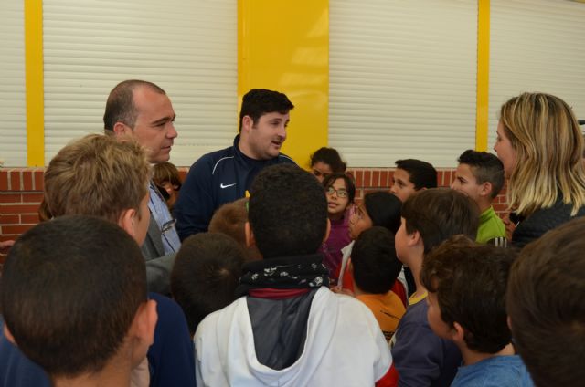 El piragüista olímpico David Cal sorprende en el recreo a los alumnos del colegio Fulgencio Ruiz - 2, Foto 2