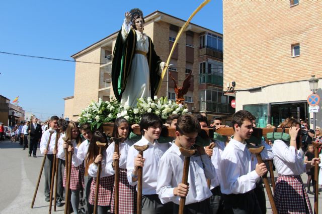 Los escolares del San Pedro Apóstol trasladan en procesión la imagen de San Juan Evangelista - 2, Foto 2