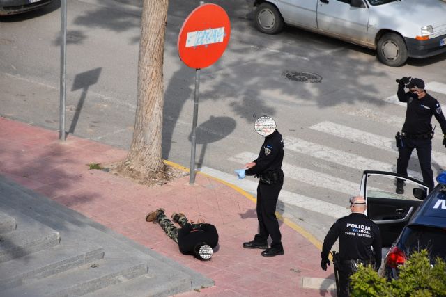 Detienen a dos personas por desobedecer las órdenes de confinamiento - 3, Foto 3