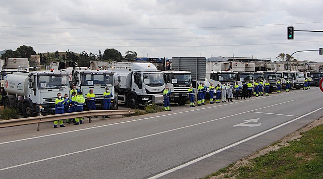 Aplauso solidario de trabajadores de LHICARSA y FCC Medio Ambiente en Cartagena - 1, Foto 1